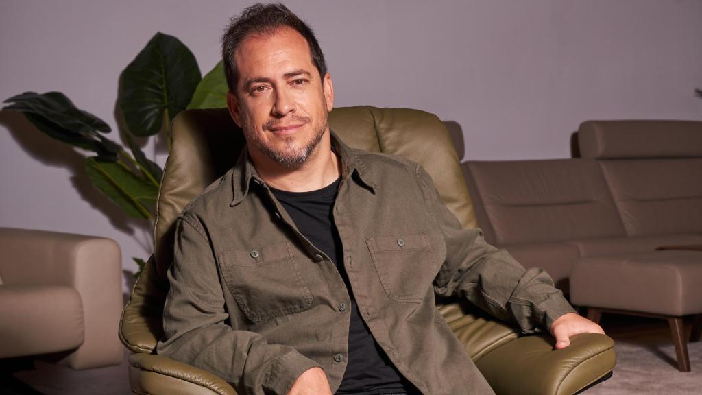 El Langui disfrutando de la línea de sofás y sillones de Nessen