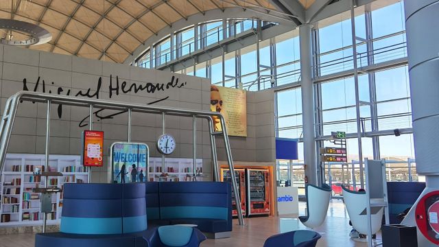 Una de las áreas de descanso del aeropuerto Miguel Hernández con su mensaje de bienvenida.