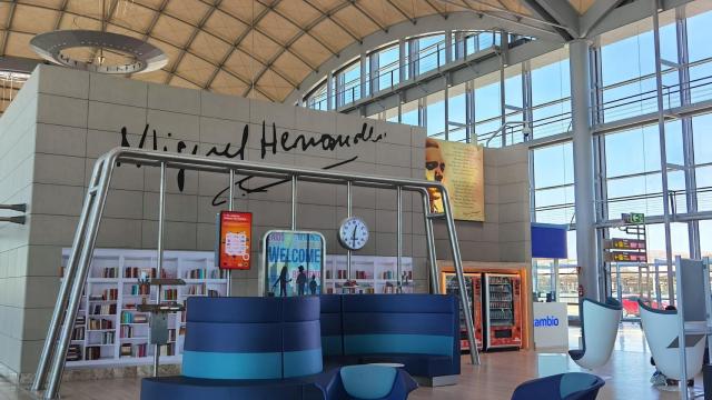 Una de las áreas de descanso del aeropuerto Miguel Hernández con su mensaje de bienvenida.