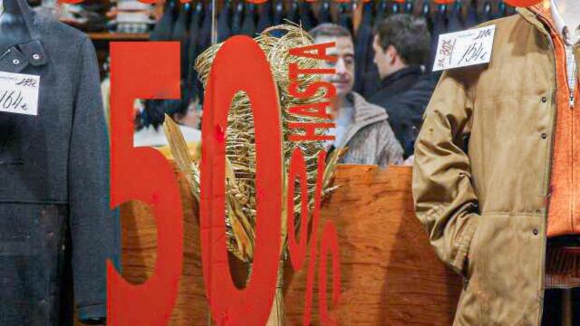 Escaparate de uno de los comercios aragoneses que anuncian rebajas.