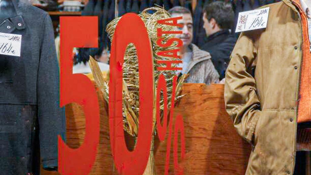 Escaparate de uno de los comercios aragoneses que anuncian rebajas.