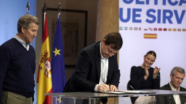 El presidente de la Junta de Castilla y León, Alfonso Fernández Mañueco; junto al presidente del PP, Alberto Núñez Feijóo;  en la reunión celebrada en Oviedo
