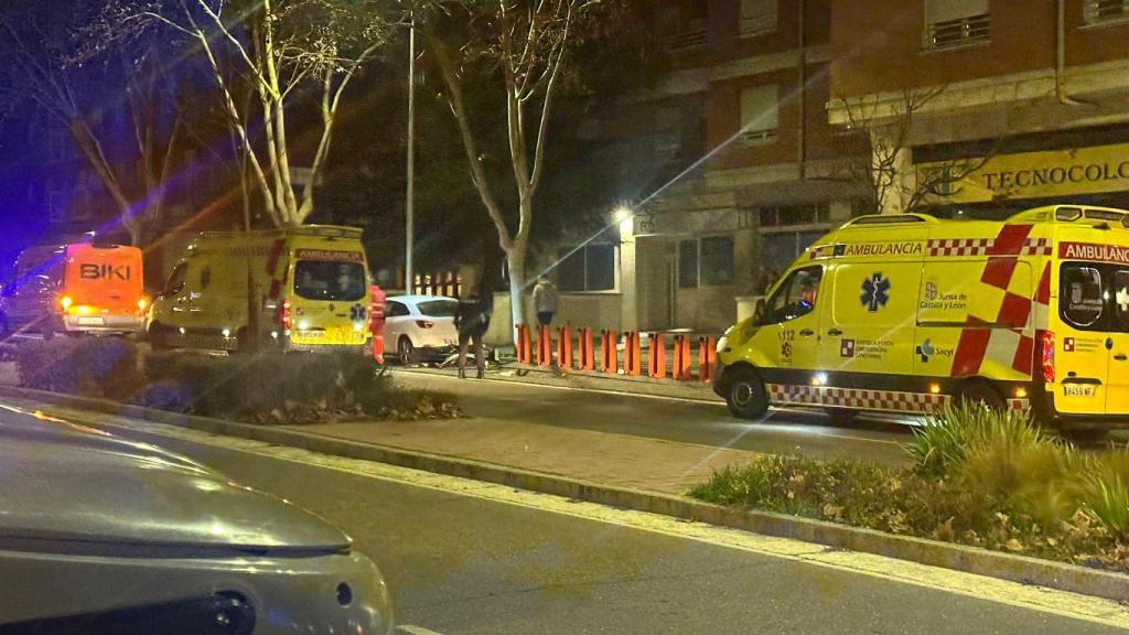 Imagen de dos ambulancias, personal sanitario y una furgoneta de Biki en el lugar del atropello