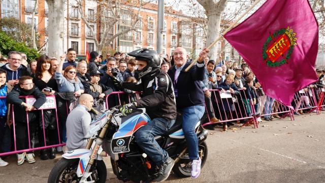 El alcalde de Valladolid, Jesús Julio Carnero, en el desfile de banderas de Pingüinos