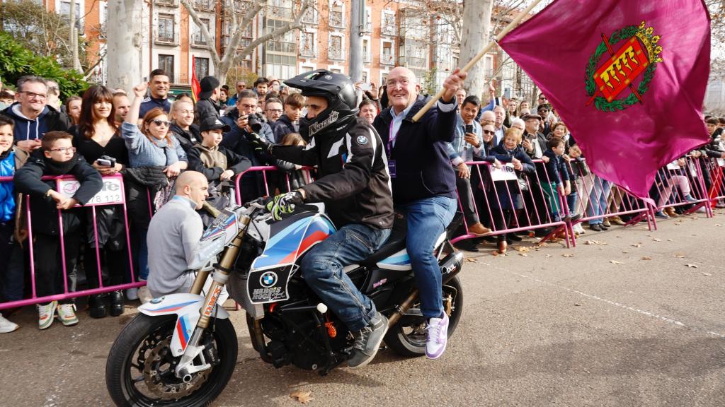 El alcalde de Valladolid, Jesús Julio Carnero, en el desfile de banderas de Pingüinos