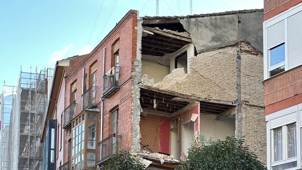 Susto el centro de Valladolid: cortan una calle tras la caída de cascotes de un edificio en ruinas