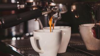 El café típico español que ha conquistado Estados Unidos: así es como lo preparan en la cadena de cafeterías más famosa