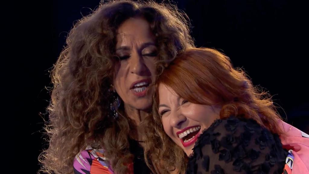 Rosario Flores abrazando a Mercedes, una fan, en 'Hay una cosa que te quiero decir'.