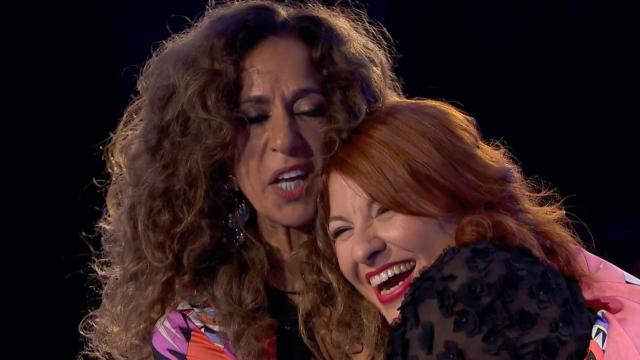 Rosario Flores abrazando a Mercedes, una fan, en 'Hay una cosa que te quiero decir'.