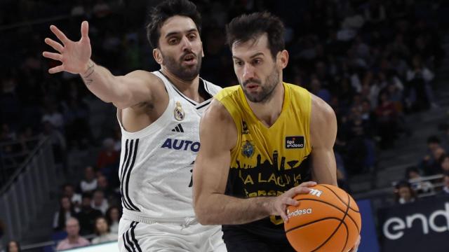 Campazzo trata de quitarle el balón a Bruno Fitipaldo.
