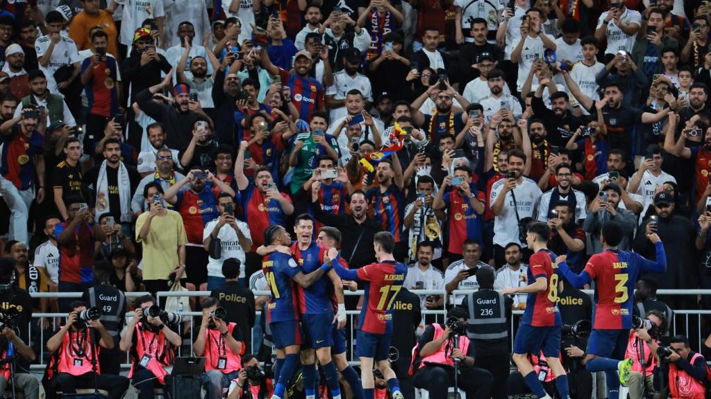 Los jugadores del Barça celebran el gol de Lewandowski en el partido.