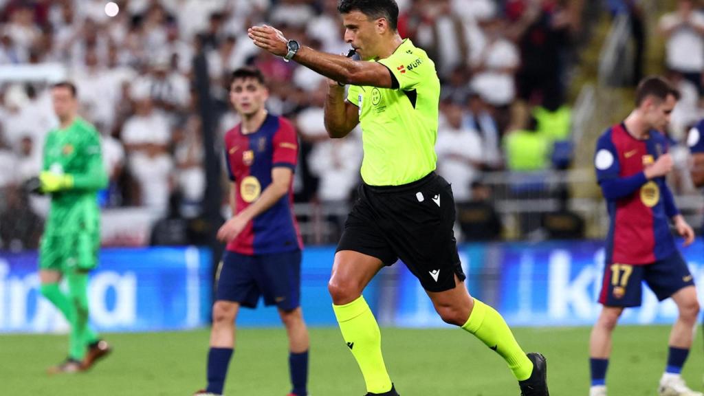Gil Manzano, durante la final de la Supercopa de España entre Real Madrid y FC Barcelona