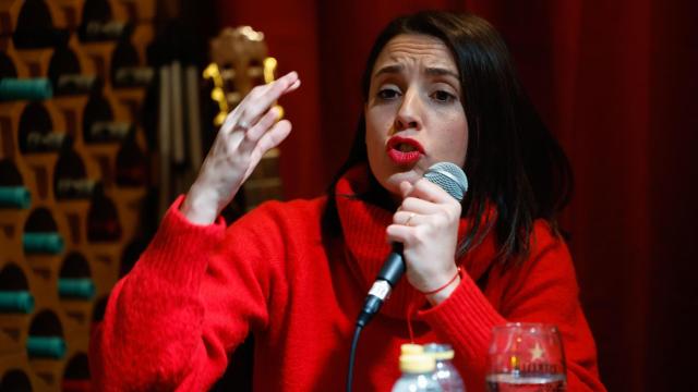 La eurodiputada Irene Montero durante la presentación de su libro 'Algo habremos hecho', en la Taberna Garibaldi de Madrid. Foto: EFE/ Mariscal