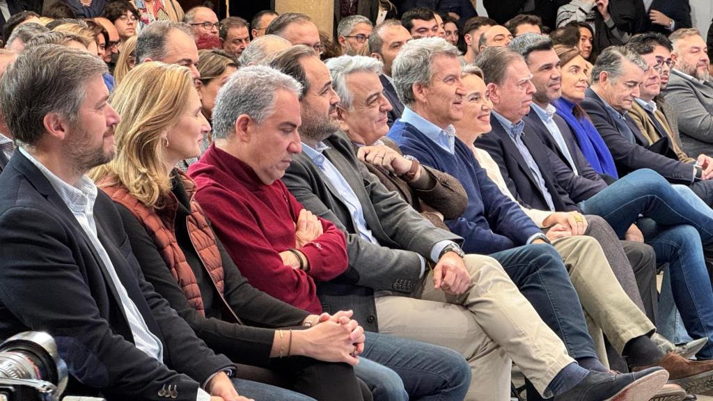 Paco Núñez, presidente del PP de Castilla-La Mancha, junto a Alberto Núñez Feijóo y otros dirigentes del PP este domingo en Oviedo.