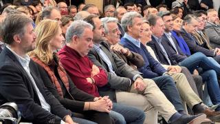 Paco Núñez, presidente del PP de Castilla-La Mancha, junto a Alberto Núñez Feijóo y otros dirigentes del PP este domingo en Oviedo.