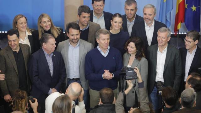 Alberto Núñez Feijóo, este domingo en Oviedo, rodeado de los presidentes autonómicos del PP con los que ha firmado la Declaración de asturias.