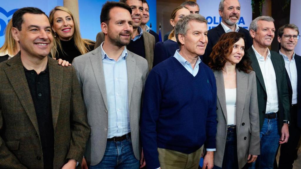 Alberto Núñez Feijóo, este domingo en Oviedo (Asturias) rodeado por los barones regionales del PP-.