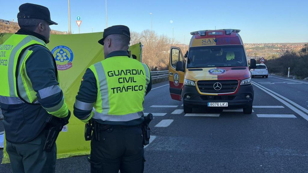 La Guardia Civil de Tráfico en la M-203.