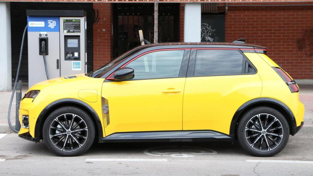 El Renault 5 en un punto de recarga de la red de Iberdrola.