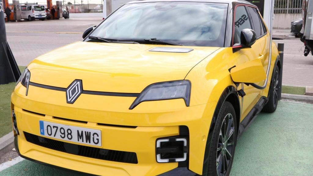 El Renault 5 carga hasta 100 kW de potencia.