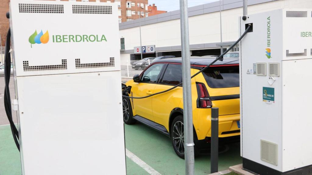 El Renault 5 presenta un consumo medio de 17 kWh cada 100 kilómetros.