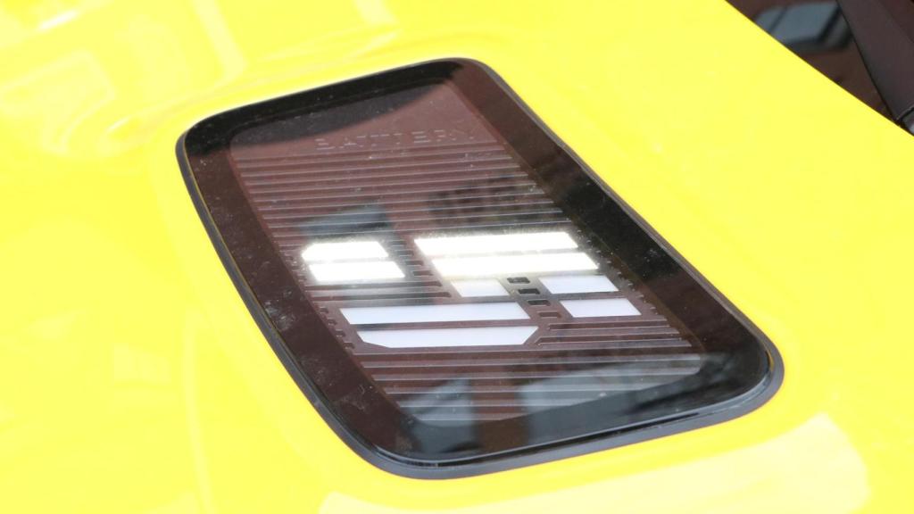 En el capó se puede ver cómo está el nivel de carga con unas luces de led.