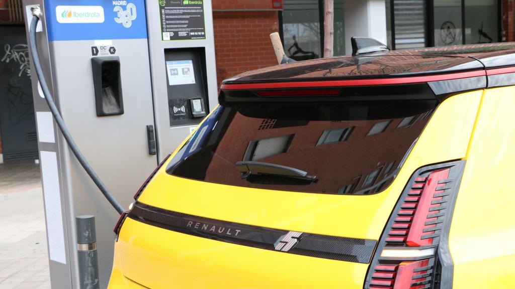 El Renault 5 presenta una autonomía de alrededor de 300 kilómetros.