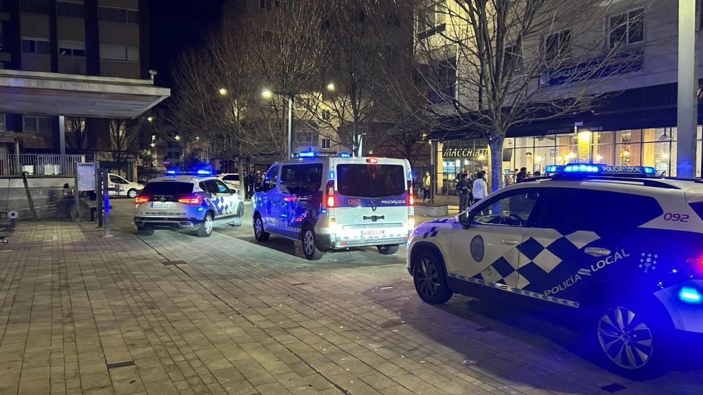 Coches de policía en la plaza das Conchiñas de A Coruña