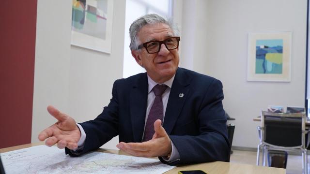 Javier Machi, en su despacho del Colegio de Caminos, Canales y Puertos de la Comunidad Valenciana.