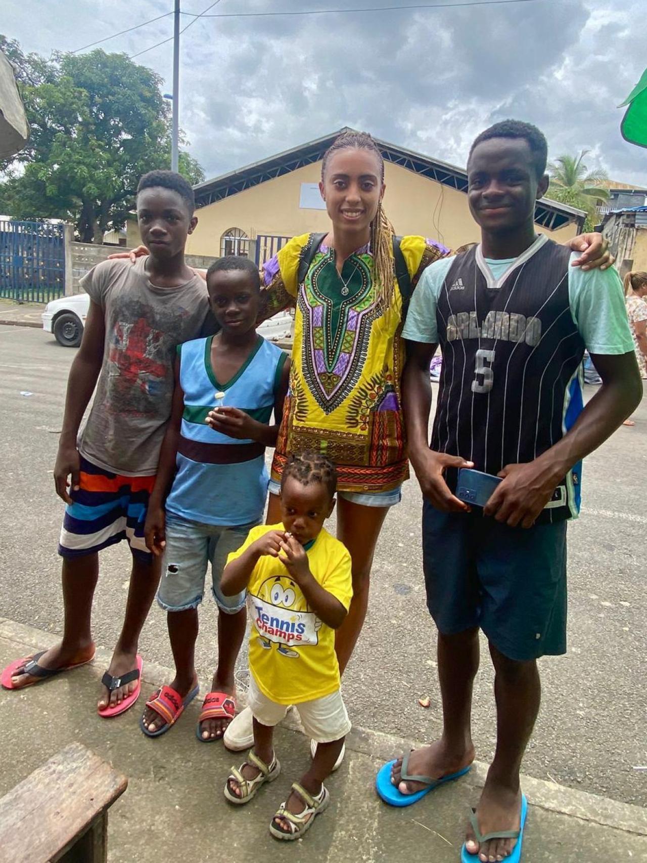Rosa Sánchez Bishop, junto a sus primos en Malabo (Guinea Ecuatorial).
