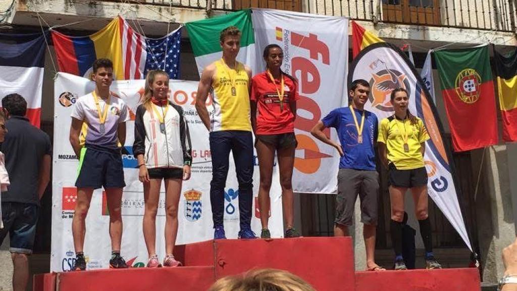 Rosa Sánchez Bishop en lo alto del podio, proclamándose Campeona de España en modalidad Sprint en 2017 en Madrid.