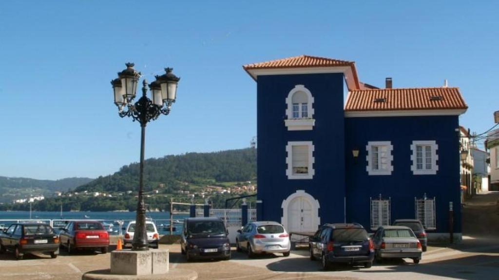 Puerto de Redes con el edificio azul en primer plano.