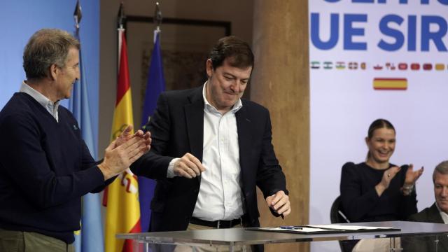 El presidente del PP, Alberto Núñez Feijóo, con el presidente del PPCyL y de la Junta, Alfonso Fernández Mañueco, este domingo tras la firma de la Declaración de Asturias