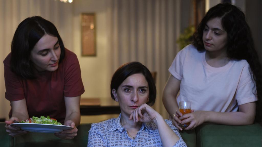 Setareh Malek, Soheila Golestani y Mahsa Rostami, en un momento de la película