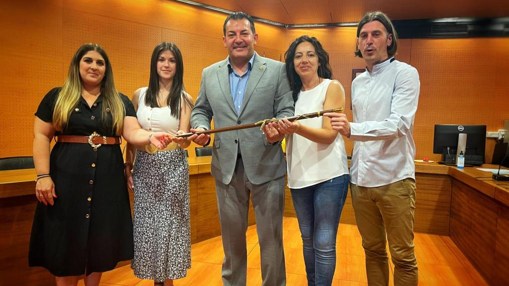 Equipo de Jesús Díaz  tras la toma de posesión. Actualmente, las tres concejalas ya no forman parte del Ayuntamiento.