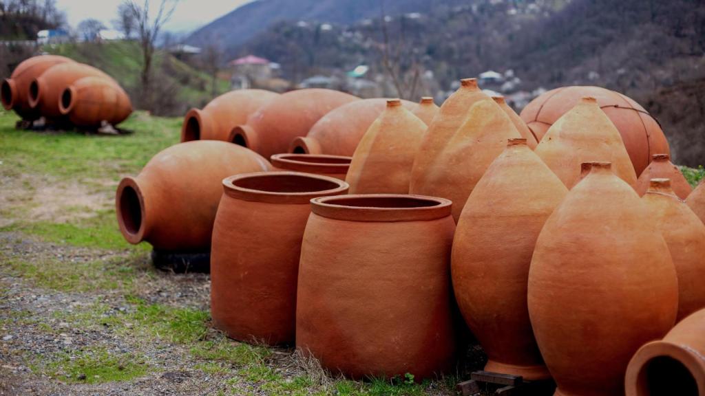Ánforas donde se elabora vino en Kevevri.
