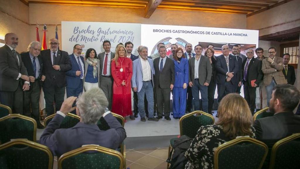 Foto de familia de los galardonados en los IV Broches Gastronómicos del Medio Rural 2024.