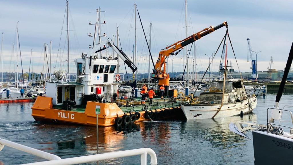 El barco abandonado remolcado en A Coruña esta mañana.