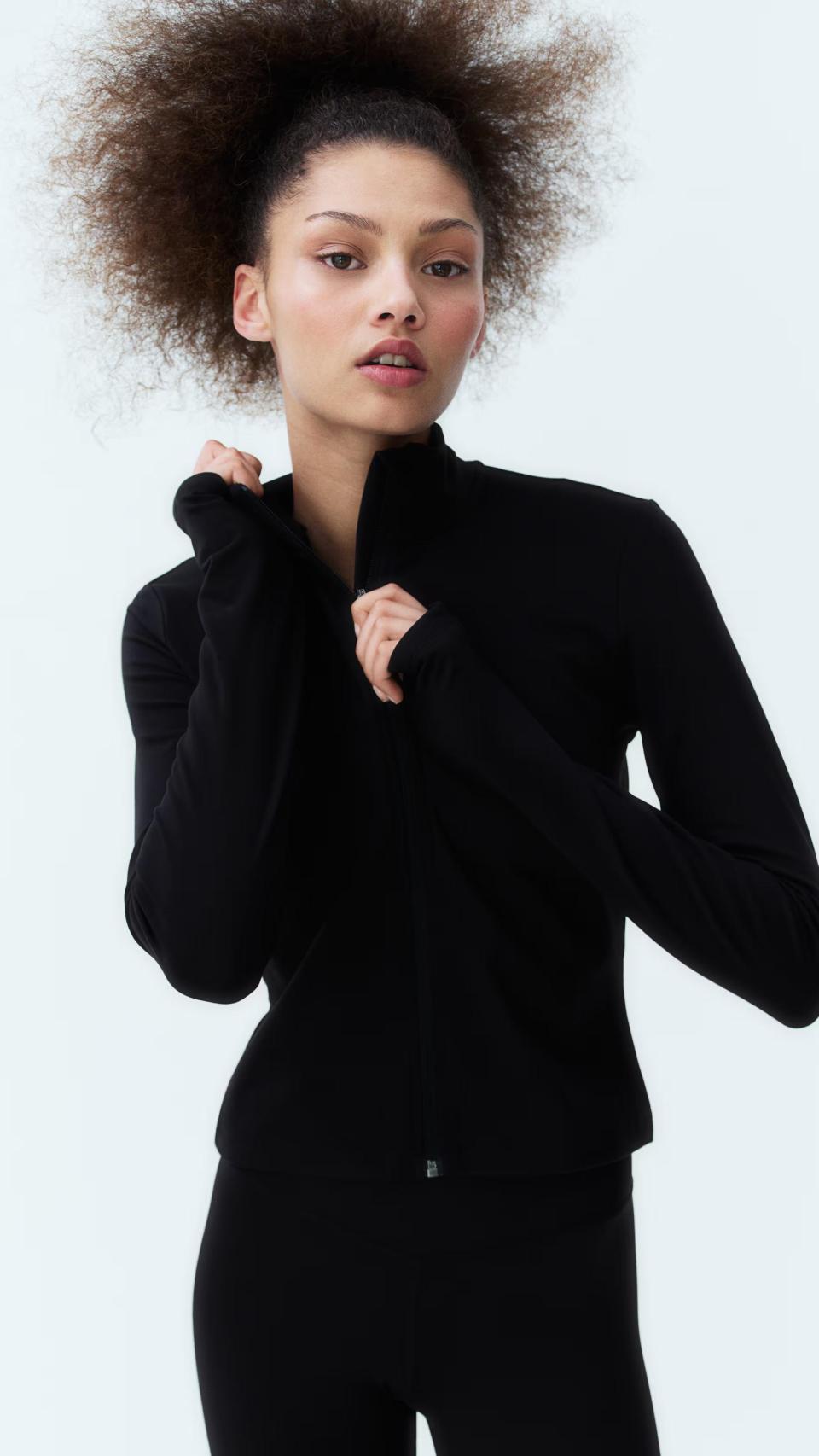 La chaqueta con cremallera es básica en el armario.