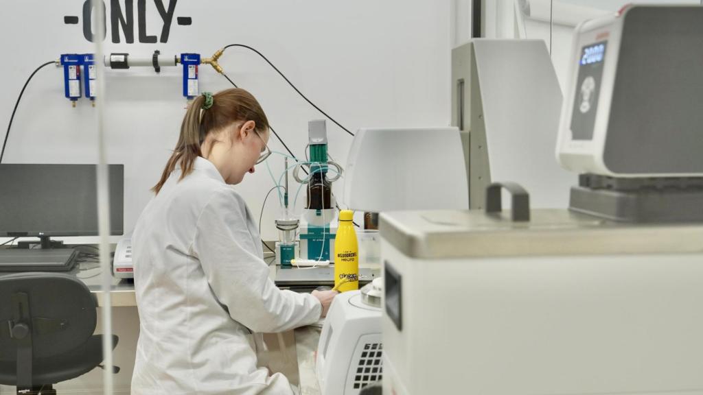 Personal del departamento de I+D de Heura Foods en el nuevo laboratorio de la 'foodtech'.