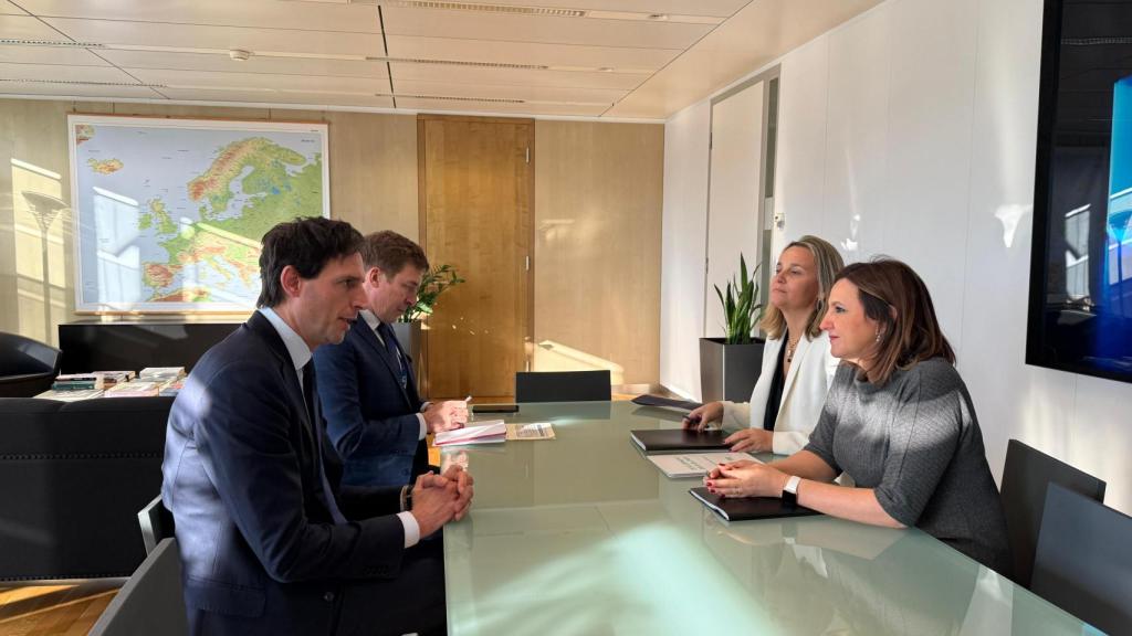 María José Catalá y Paula Llobet en su viaje institucional a Bruselas este lunes. EE