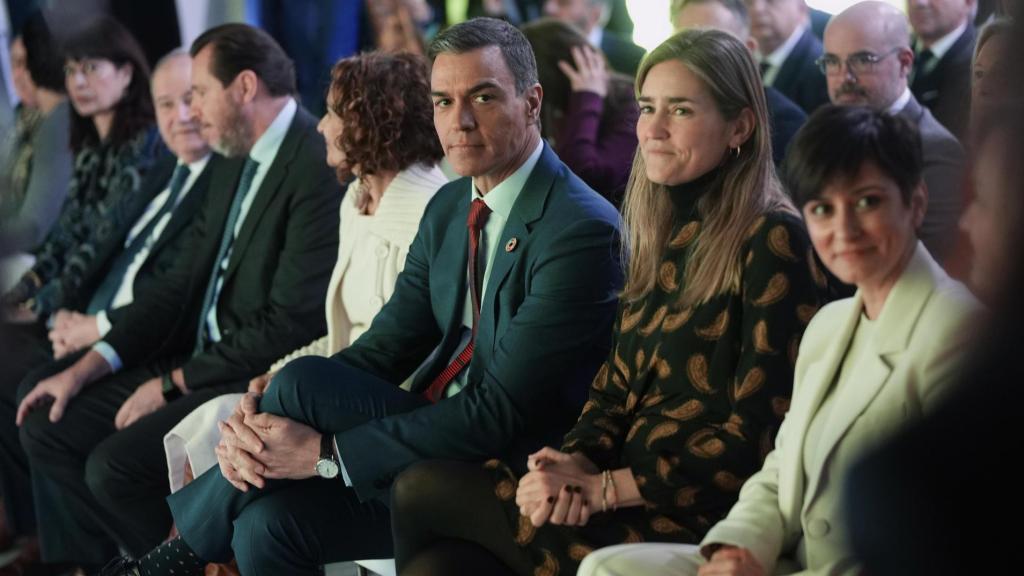 Pedro Sánchez, entre los ministros Redondo, Hereu, Puente, Montero, Aagesen y Rodríguez, este lunes en el foro de Vivienda.