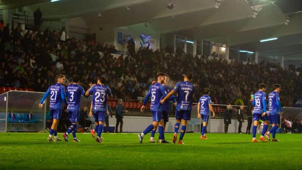 Los jugadores del Ourense celebran la victoria en un partido de Primera RFEF.