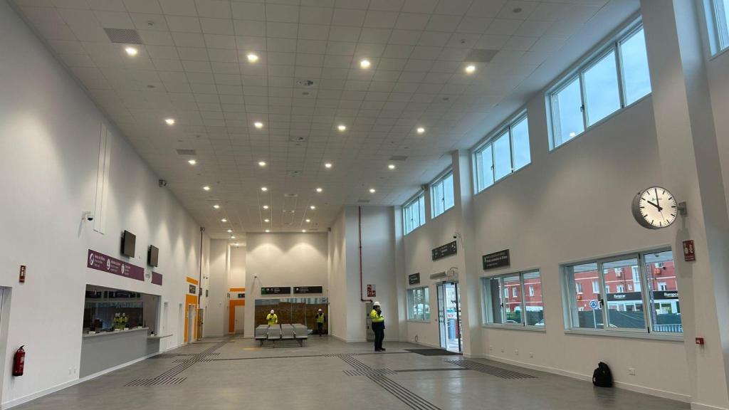 Vestíbulo de la estación temporal.