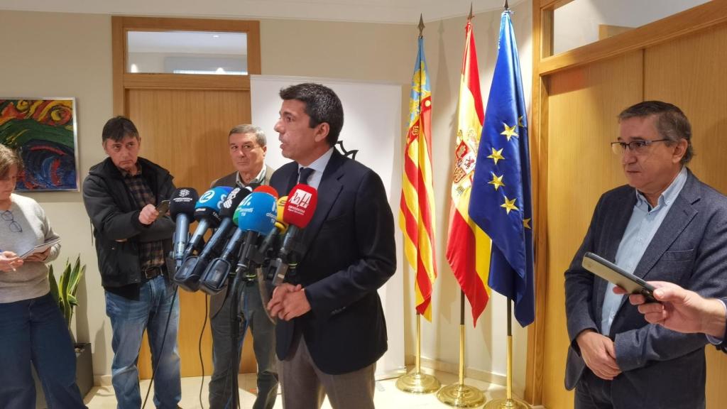 El presidente Carlos Mazón en la rueda de prensa de este lunes en Alicante.