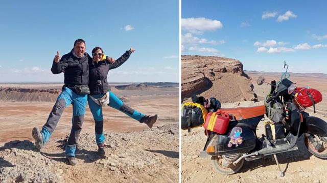 Juan Antonio y Lola junto a la Vespa utilizada en el viaje.