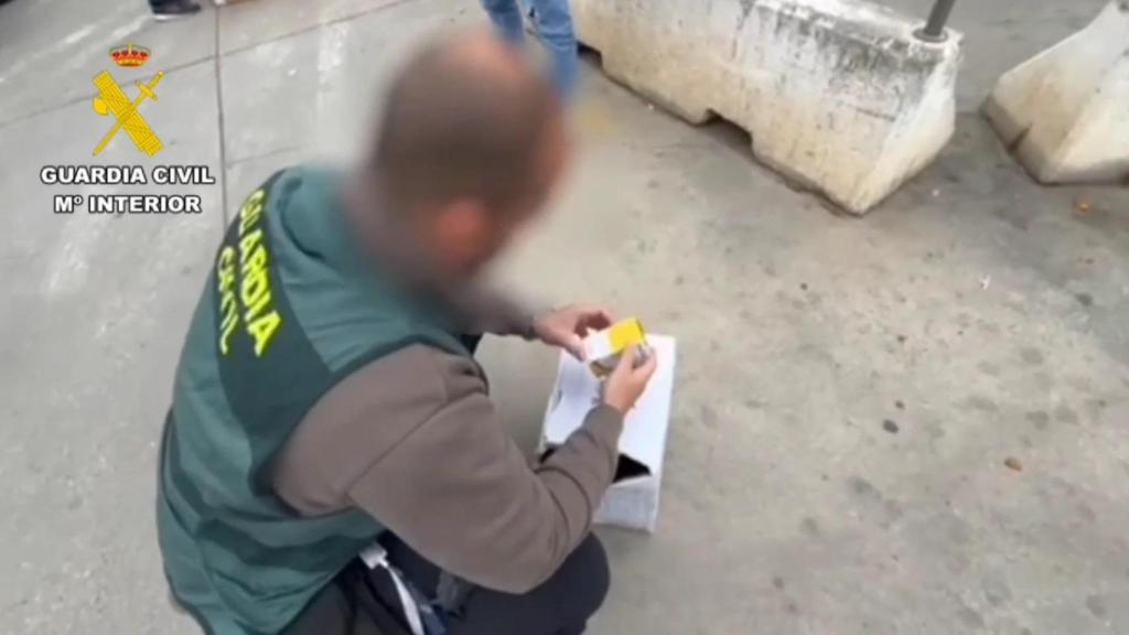 Durante la operación, se pudieron recuperar 17 frascos que los detenidos estaban preparando para su envío a Rumanía