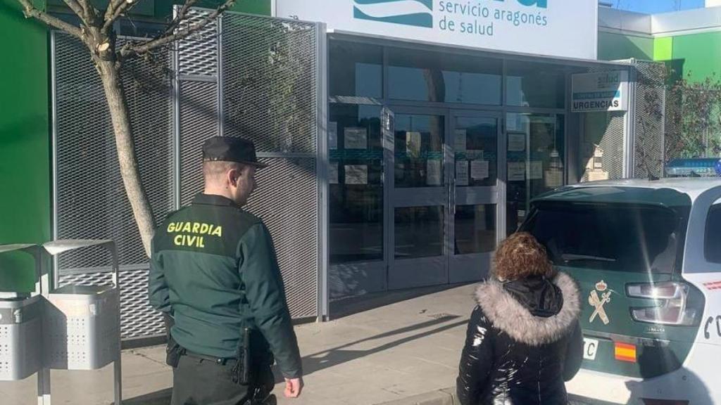 La Guardia Civil de Binéfar ante el centro de salud tras auxiliar a la mujer.