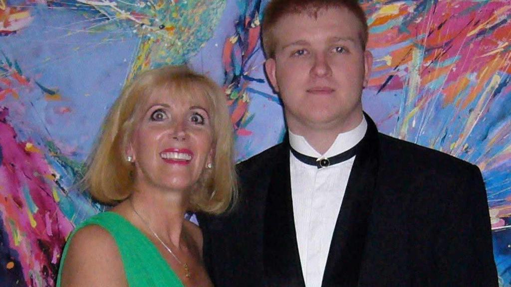 Rory Callum Sykes, junto a su madre.