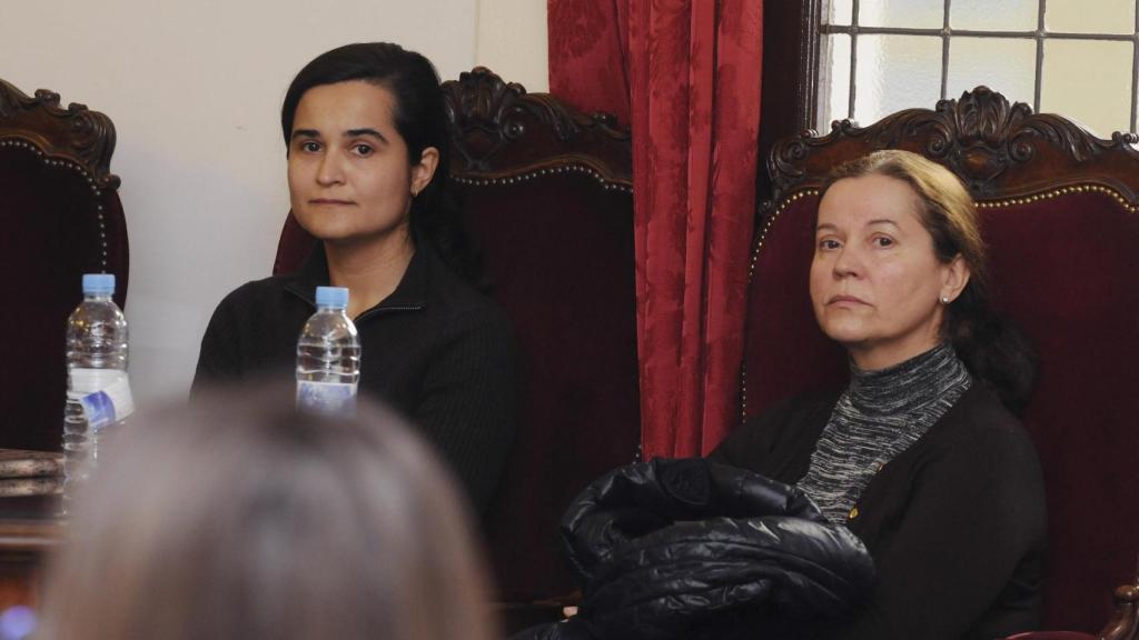 Las acusadas Montserrat González (d) y su hija Triana Martínez (i), durante la novena jornada del juicio por el crimen de la dirigente del PP en León Isabel Carrasco